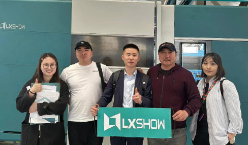 客戶(hù)來(lái)領(lǐng)秀工廠(chǎng)考察設(shè)備