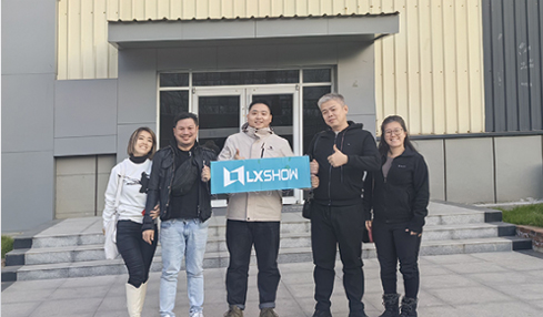 客戶(hù)來(lái)領(lǐng)秀工廠(chǎng)考察設(shè)備